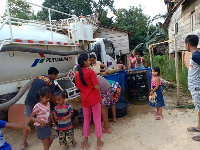 Suasana foto kegiatan pembagian air bersih 
