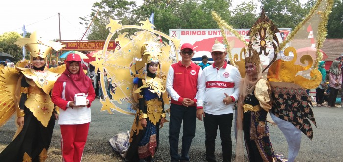 Bupati Kabupaten PALI Ir H Heri Amalindo MM dan Irwan ST foto bersama peserta karnaval 