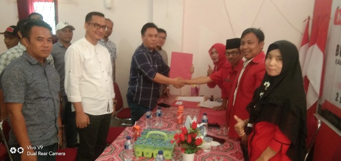 Devi Haryanto saat memberikan Formulir di DPC PDIP Kabupaten PALI