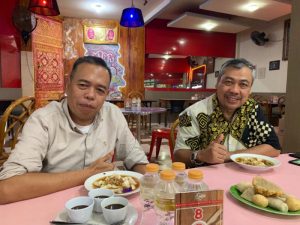 Direktur Eksekutif Lintas Politika Indonesia Kemas Khoirul Mukhlis bersama Ketua DPD Partai Golkar Ogan Ilir Endang PU Ishak