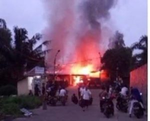 Cafe Diego yang terletak di  Jalan Kikim, Kelurahan Demang Lebar Daun hangus terbakar dilalap api saat pagi hari sekitar pukul 05:30 WIB, Rabu (2/8). (BP/ist)