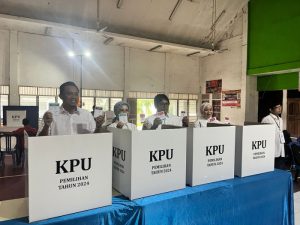 Cawagub Sumsel Hj RA Anita Noeringhati dan keluarga saat melakukan pencoblosan. (BP/ist)