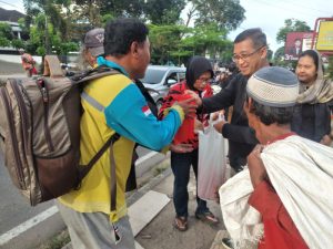 DPD PDI Perjuangan Provinsi Sumatera Selatan (Sumsel)  kembali menggelar bagi-bagi takjil di depan sekretariat DPD PDI Perjuangan Sumsel di Jalan  Basuki Rahmad Palembang, Minggu  (23/3/2025). (BP/udi)