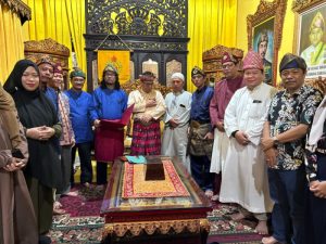 Kesultanan Palembang Darussalam secara resmi mengeluarkan maklumat sikap tegas terhadap konten kreator Willie Salim terkait video viral masak rendang di Benteng Kuto Besak (BKB) yang dinilai telah mencemarkan budaya Palembang.(BP/udi)
