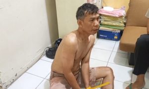 Pelaku saat diamankan di Mapolsek Seberang Ulu II