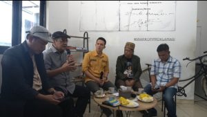 Suasana diskusi publik bertajuk "Dari Redaksi ke Demokrasi" dalam agenda Kopi Senja, di Warkop Proklamasi, Selasa (2/6/2026) sore.(BP/ist)